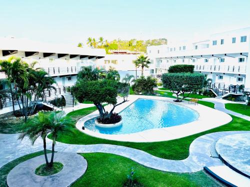 an overhead view of a swimming pool in a resort at Departamento La mejor vista de Acapulco en CasaBlanca Grand in Acapulco