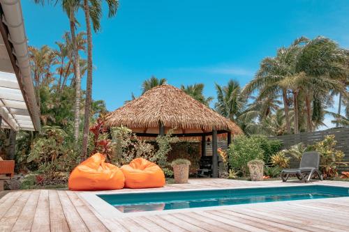 un complejo con naranjas infladas frente a una piscina en Lagoon Breeze Villas, en Rarotonga