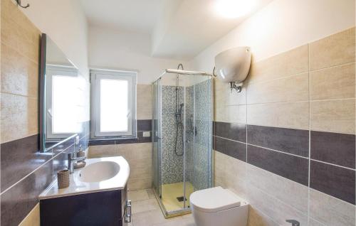 ein Bad mit einem WC, einem Waschbecken und einer Dusche in der Unterkunft Amazing Apartment In Nicotera Marina With Wifi in Nicotera Marina