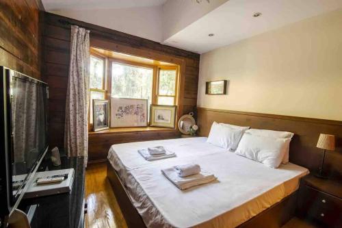Postel nebo postele na pokoji v ubytování Very Special Villa, 63 Great For Family Reunions