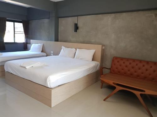 Giường trong phòng chung tại Elite Residence Phitsanulok SHA