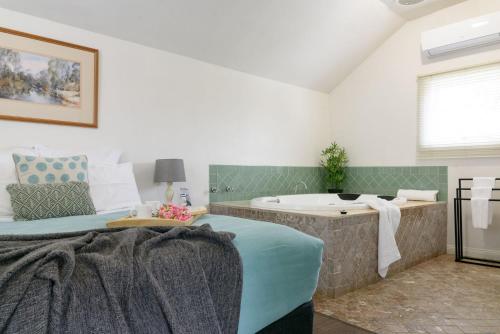 A bed or beds in a room at Lauristina Spa Cottage