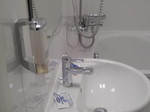 baño con lavabo y teléfono en Astoria Bed & Breakfast, en Swarzędz