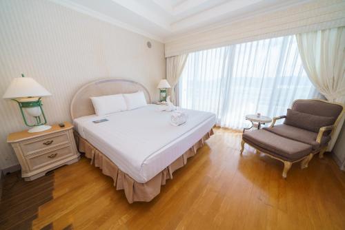 Postel nebo postele na pokoji v ubytování Palasia Hotel