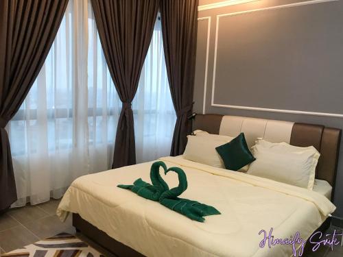 - un lit en ruban vert dans une chambre d'hôtel dans l'établissement Himaify suite @Troika (Muslim Homestay), à Kota Bharu