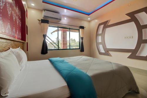 Ένα ή περισσότερα κρεβάτια σε δωμάτιο στο Lifeline Villas - Marvel Valley View 5Bhk With Private Pool,Surrounded by strawberry farms