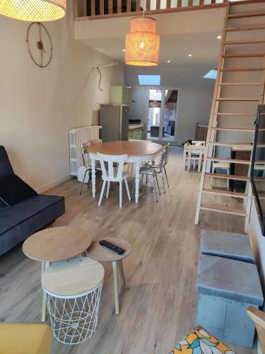 un salon avec une table et des chaises dans l'établissement Gîte L' Escale Ponote - Centre ville - Appart 90m2, au Puy-en-Velay