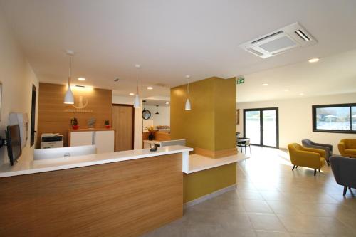 uma cozinha em plano aberto e sala de estar num edifício em hôtel résidence a torra em Vescovato
