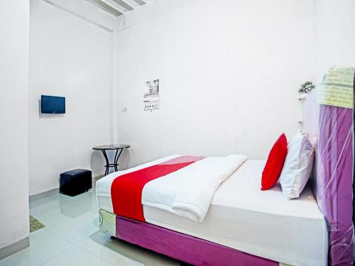 OYO Life 90587 Domen Homestay Syariah tesisinde bir odada yatak veya yataklar