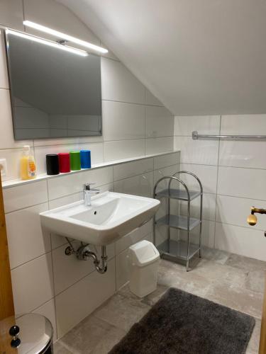 インツェルにあるAlpina Inzell 108 - Chiemgauの洗面台とトイレを備えた白いバスルーム