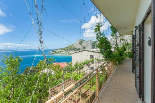 een balkon met uitzicht op de oceaan bij Apartments Jasna in Omiš