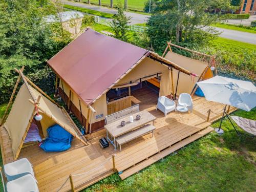 an overhead view of a yurt with a deck at Lodge Holidays - Vrijhaven Heeg in Heeg