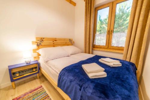 Ένα ή περισσότερα κρεβάτια σε δωμάτιο στο Dom pod lasem