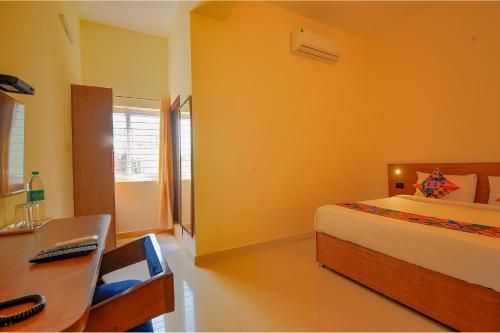 Postel nebo postele na pokoji v ubytování FabHotel GR Lake View - BTM Layout