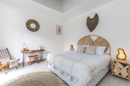 A bed or beds in a room at Villa Luna Rose
