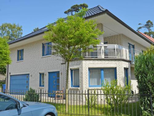 ein Haus mit blauen Türen und einem Zaun in der Unterkunft Ferienhaus Binz - Apt. 02 in Binz