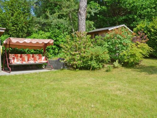 einen Garten mit einem Pavillon im Gras in der Unterkunft Ferienhaus Binz - Apt. 02 in Binz