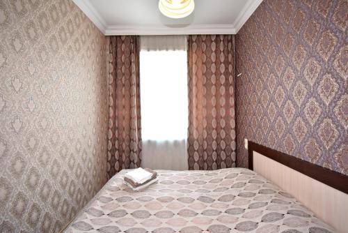 Schlafzimmer mit einem Bett und einem Fenster in der Unterkunft Apartment for guest A3 in Yerevan