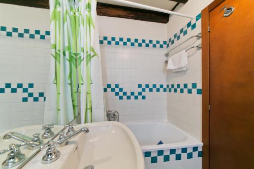 a bathroom with a sink and a bath tub at Ground floor Santa Margherita Apt ac wi-fi in Venice