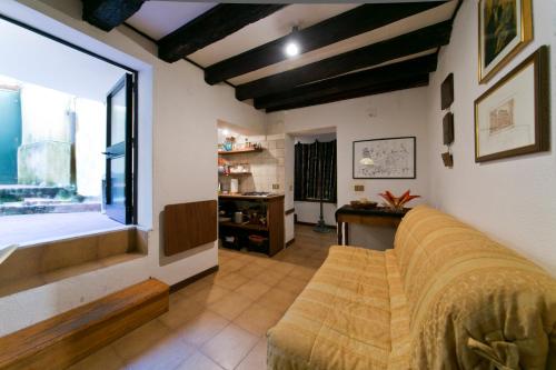 een slaapkamer met een groot bed en een raam bij Ground floor Santa Margherita Apt ac wi-fi in Venetië