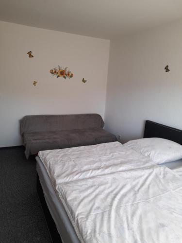 1 dormitorio con 1 cama y 1 sofá contra la pared en Locken1, en Altenau