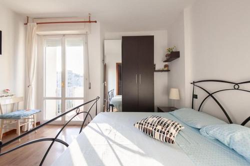 - une chambre avec un lit et une grande fenêtre dans l'établissement Civico 19, à Pise