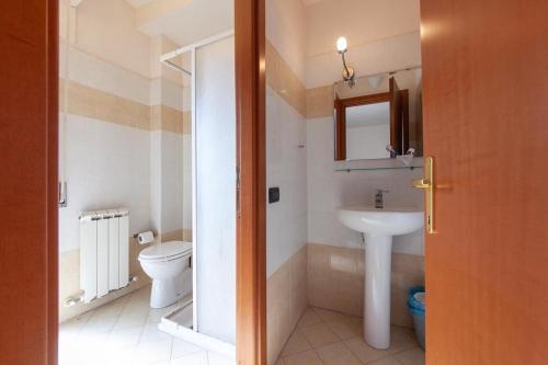 La salle de bains est pourvue de toilettes et d'un lavabo. dans l'établissement Civico 19, à Pise