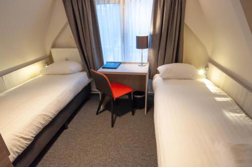 Katil atau katil-katil dalam bilik di Crown Hotel