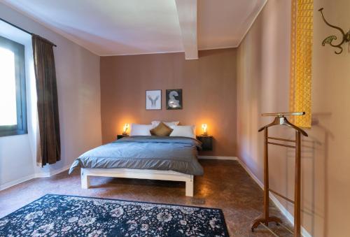 una camera con un letto con due lampade e un tappeto di Casa ToBé a Menaggio