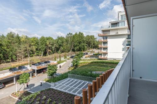 Apartament z ogrodem na dachu na balkonie w obiekcie Apart Park - Stylowe Studio 3 min od PLAŻY by Noclegi Renters w Świnoujściu
