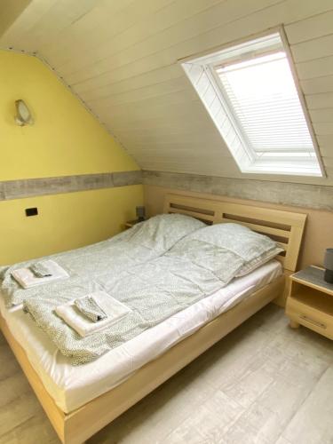 Cama ou camas em um quarto em Sailor's Apartman