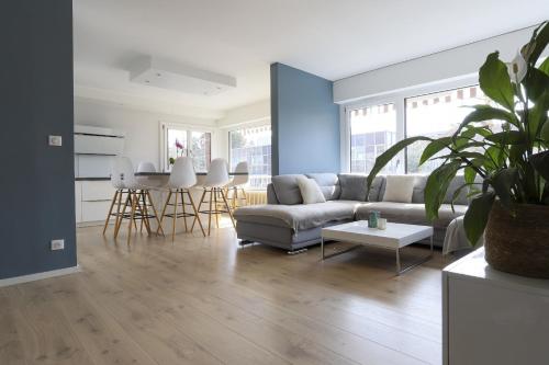 un salon avec un canapé et une table dans l'établissement Azur Bleu 4 étoiles Annecy centre-ville et lac lumineux, à Annecy