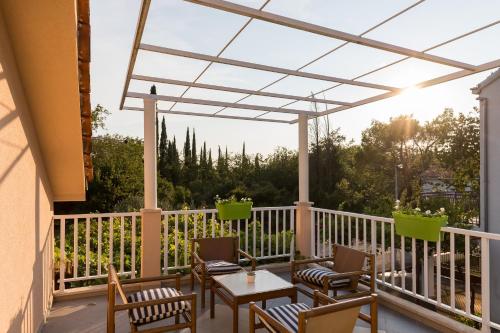 a patio with chairs and a table on a balcony at Apartment Zora in Čilipi