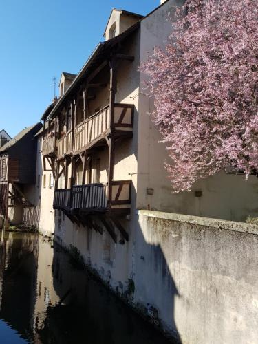 Galeriebild der Unterkunft La maison Virginie log 1 à 2 pers charmant hyper centre parking linge wifi proximité lac canal piscine in Montargis