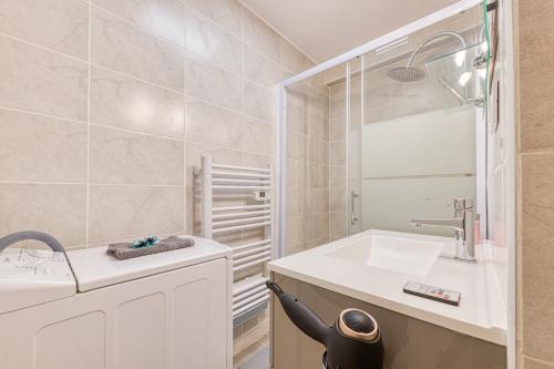 ein Bad mit einem Waschbecken und einem Spiegel in der Unterkunft Le Petit Idéal Confort Gare Netflix Stationnement proche et gratuit in Grenoble