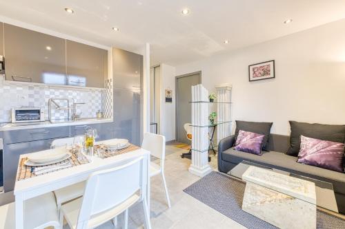 un salon avec un canapé et une table dans l'établissement Le Petit Idéal Confort Gare Netflix Stationnement proche et gratuit, à Grenoble