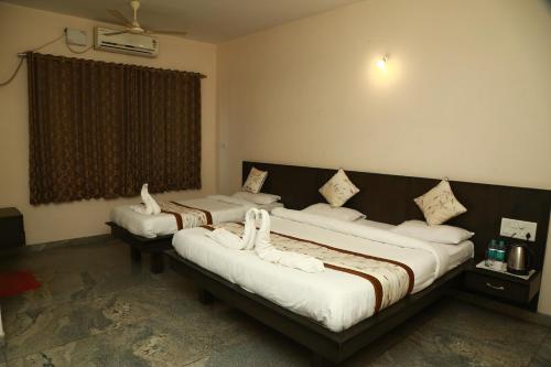 Säng eller sängar i ett rum på Soundarya Hotel
