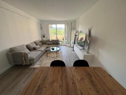 un salon avec un canapé et une table dans l'établissement Superbe appartement dans les calanques, à Marseille