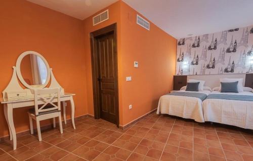 a bedroom with a bed and a dressing table and a mirror at Hostal EL GRIEL NO DISPONEMOS DE RECEPCIÓN FÍSICA in Hervás
