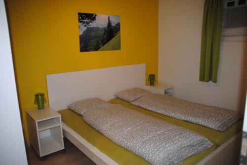 En eller flere senge i et værelse på Ferienwohnung Grütter
