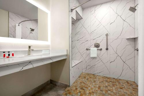 Koupelna v ubytování Days Inn by Wyndham Ruidoso Downs