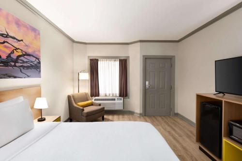 Ένα ή περισσότερα κρεβάτια σε δωμάτιο στο Days Inn by Wyndham Kingsland GA