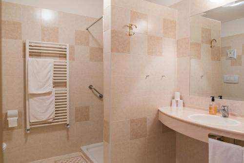 a bathroom with a sink and a shower at Hotel Markushof - Adults only in Ora/Auer