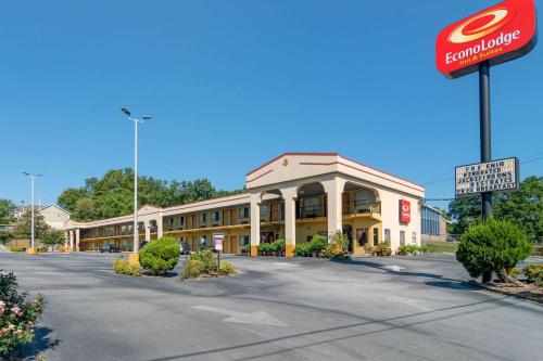 a coleslaw building with a coleslaw sign on the street at Econo Lodge Inn & Suites in Fort Oglethorpe