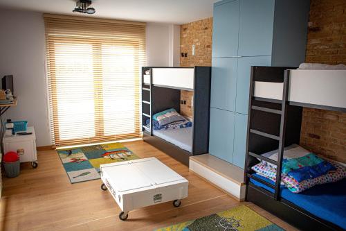 a room with two bunk beds and a window at Willa Hel in Hel