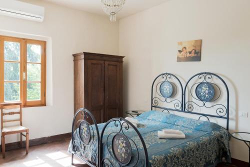 - une chambre avec un lit, une chaise et une fenêtre dans l'établissement Agriturismo IL GREPPO, à Abbadia di Montepulciano