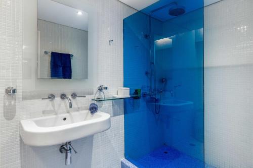Ένα μπάνιο στο Villa Oasis with Large Pool Athenian Riviera Lagonissi