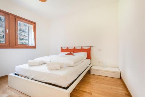 A bed or beds in a room at GARDA SAILS, Relax + Thermae