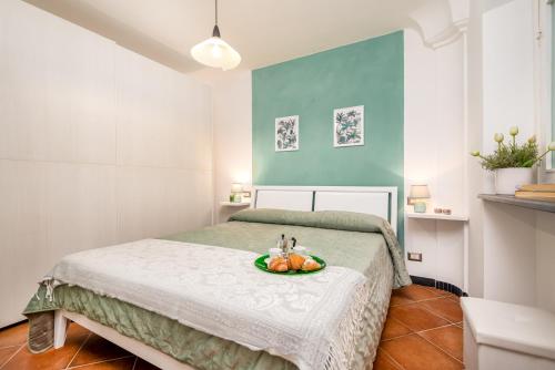 Un dormitorio con una cama con un bol de fruta. en Memorie Saline, Terre Marine, en Vernazza