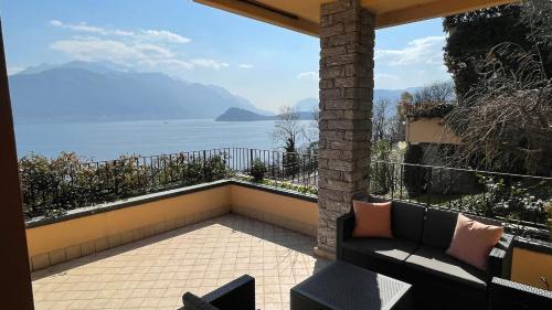 - un balcon avec vue sur l'eau dans l'établissement Few steps to the heart of Menaggio, swimming pool, breathtaking view, à Menaggio